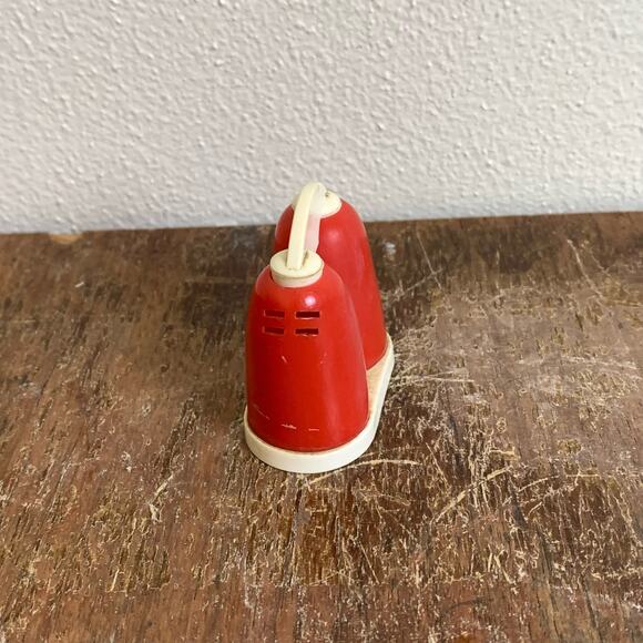 Vintage Red White Plastic All-in-One Salt & Pepper shakers MCM Made in USA - Picture 3 of 7